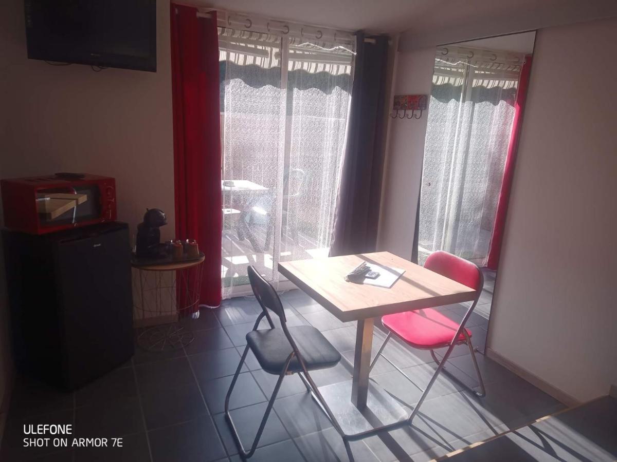 "Le Maloya" Chalets Independants -Chambre Balneo - Relais Motards Lacaune Dış mekan fotoğraf