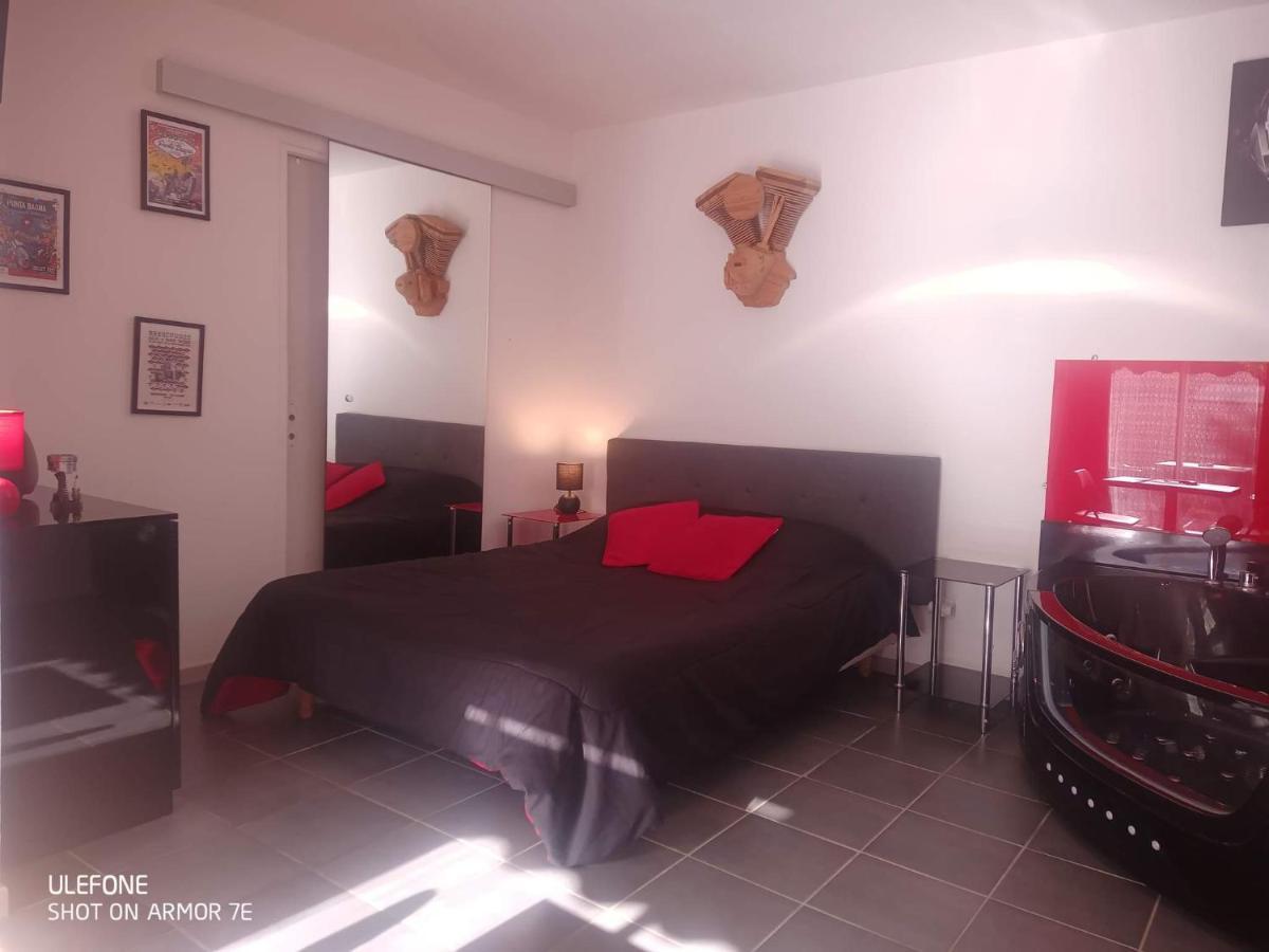 "Le Maloya" Chalets Independants -Chambre Balneo - Relais Motards Lacaune Dış mekan fotoğraf
