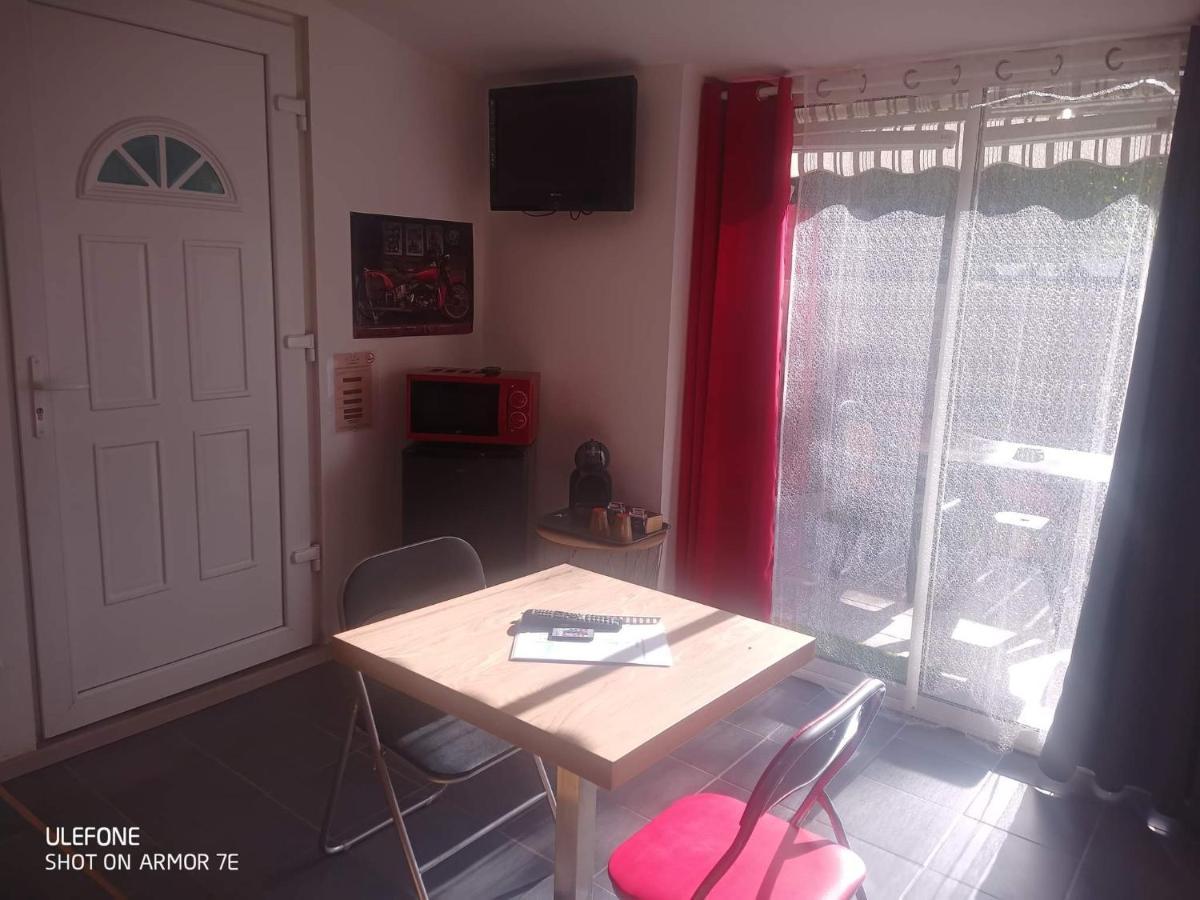 "Le Maloya" Chalets Independants -Chambre Balneo - Relais Motards Lacaune Dış mekan fotoğraf
