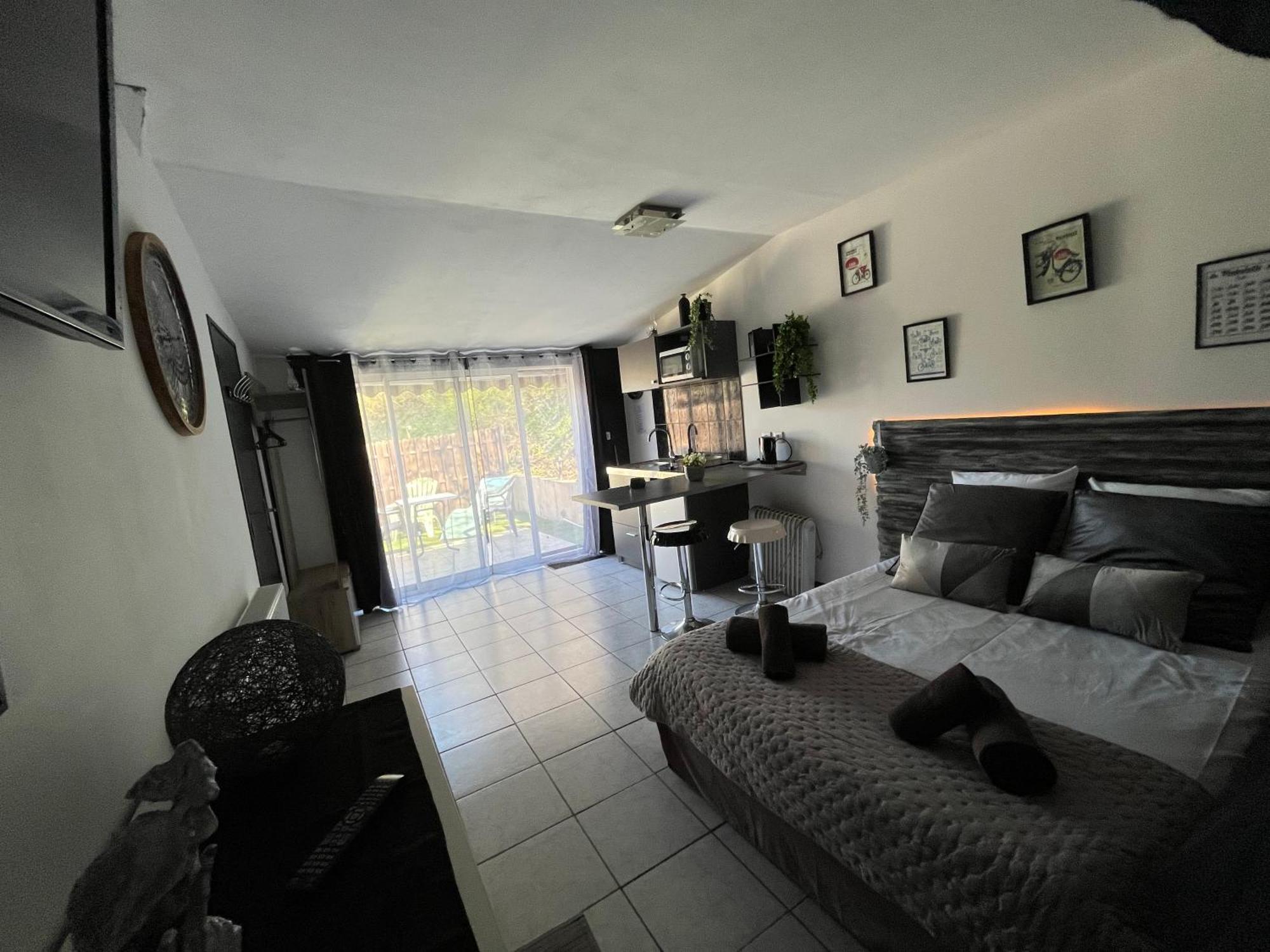 "Le Maloya" Chalets Independants -Chambre Balneo - Relais Motards Lacaune Dış mekan fotoğraf