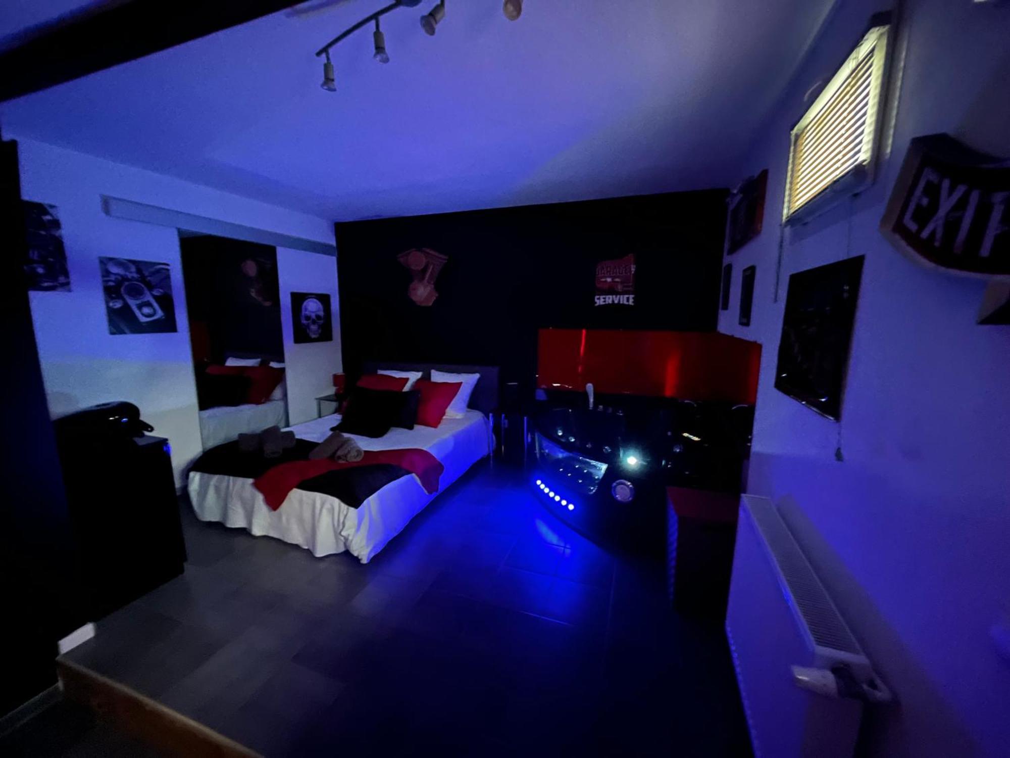 "Le Maloya" Chalets Independants -Chambre Balneo - Relais Motards Lacaune Dış mekan fotoğraf