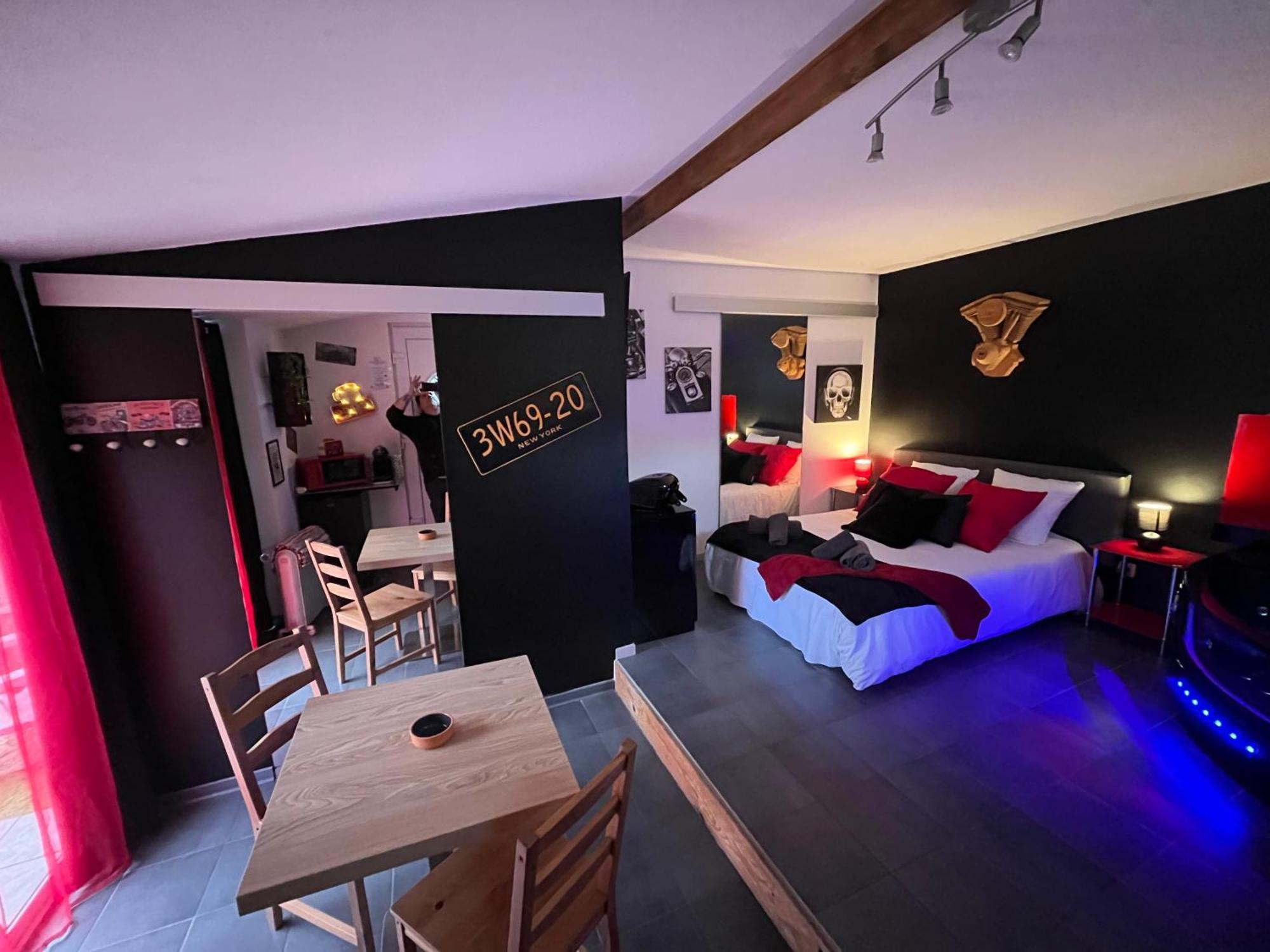 "Le Maloya" Chalets Independants -Chambre Balneo - Relais Motards Lacaune Dış mekan fotoğraf